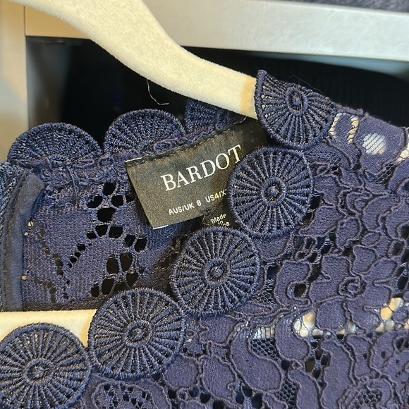 Bardot navy lace short sleeve back zipper closure lined dress size 4 - Picture 2 of 3